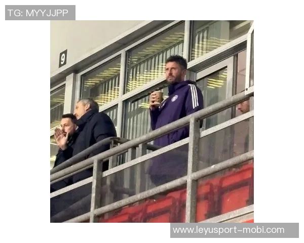 瑞天空报道曼联纽卡法兰克福争夺阿贾克斯17岁中场新星莫吉奥 瑞天空报道曼联纽卡法兰克福争夺阿贾克斯17岁中场新星莫吉奥